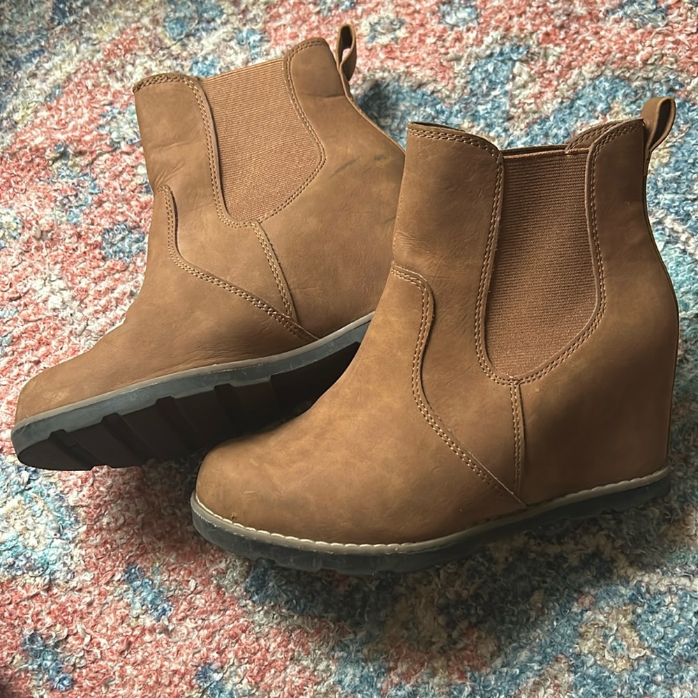 Universal threads boots